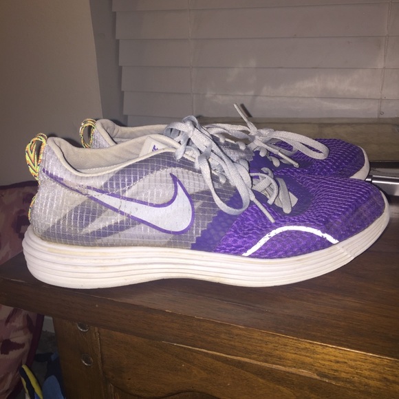 purple nike tennis shoes